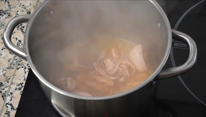 Agregar vino blanco y dejar reducir. Raspar el fondo de la olla para integrar los sabores. (63.61)