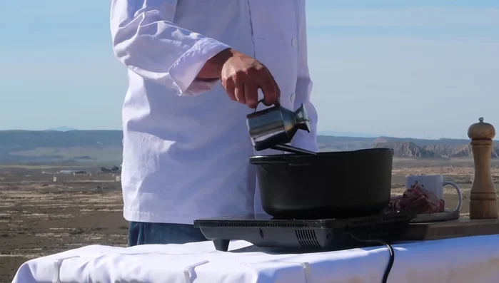 Sazone la carne de cordero y dórela en abundante aceite de oliva.