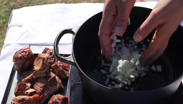 Retire la carne de la sartén y añada la cebolla finamente picada y el pimiento verde (puede usar pimiento rojo). Cocine hasta que esté suave.