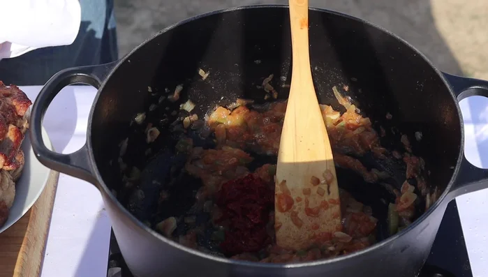 Una vez reducido, agregue las hierbas (tomillo y laurel). Cocine durante unos minutos.