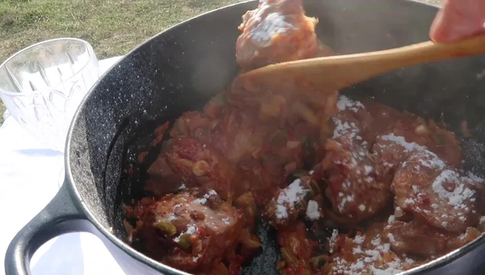Agregue opcionalmente una cucharadita de harina para espesar la salsa.