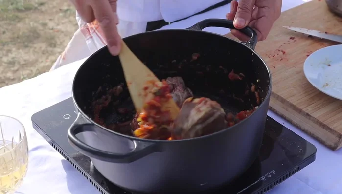 Regrese la carne a la sartén, revuelva durante un minuto y añada el vino blanco. Reduzca el vino a tres cuartos.