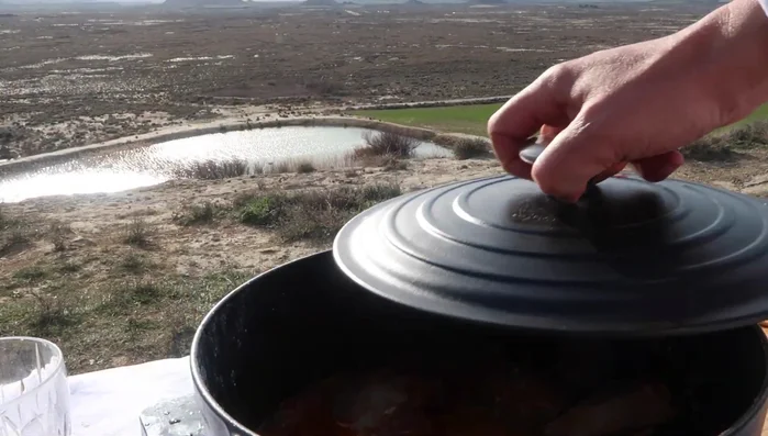 Cubra todo con agua, caldo o el líquido de remojo de los pimientos. Cocine a fuego lento, tapado, durante una hora.