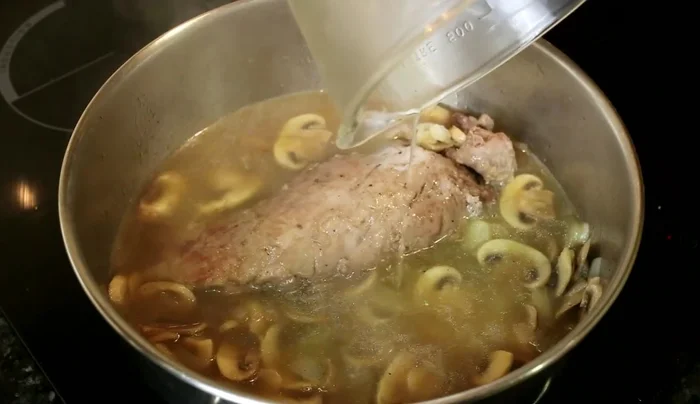 Incorporar el caldo de carne, rectificar de sal si es necesario y tapar de nuevo. Cocinar hasta que la carne esté tierna y la salsa se haya reducido (aproximadamente 25 minutos).