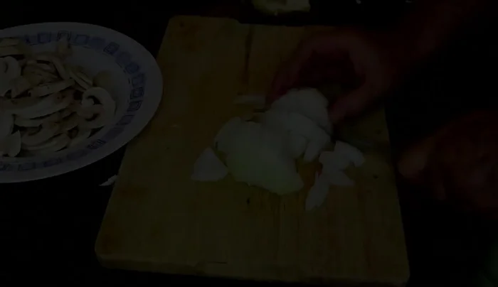 Picar la cebolla y los dientes de ajo.