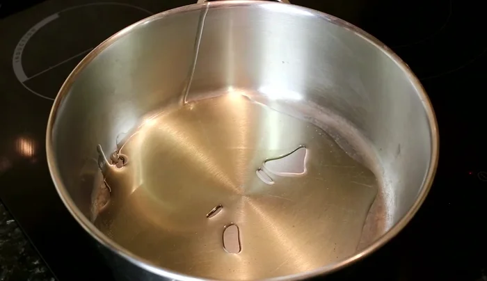 Poner una cacerola al fuego con 60ml de aceite de oliva. Añadir el solomillo y salpimentar. Cocinar unos minutos hasta que la carne esté bien sellada.
