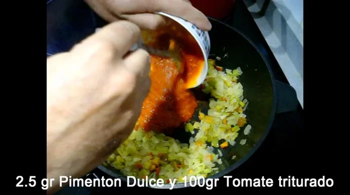 Añadir tomate triturado y mezclar. Dejar cocinar 3 minutos.