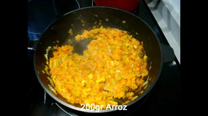 Agregar el arroz y mezclar.