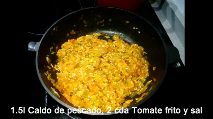 Añadir el caldo de pescado (y el zumo preparado con las cabezas y los cuerpos del marisco). Cocer durante 18 minutos.