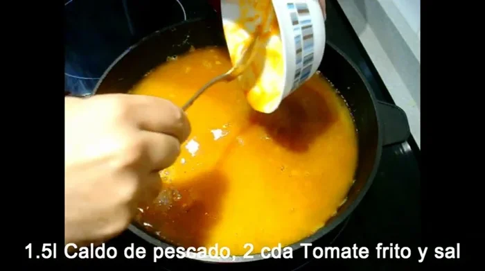 Incorporar tomate frito y rectificar de sal al gusto.