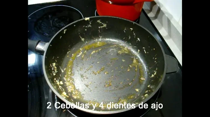 Añadir más aceite de oliva a la cazuela. Incorporar ajo picado y sofreír.