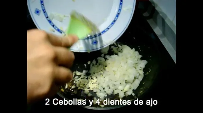 Agregar cebolla y pimientos (rojo y verde) picados. Sofreír durante 5-6 minutos.