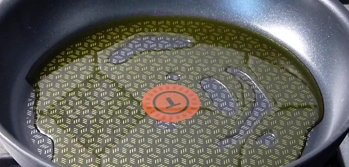 Sellar la paletilla de cordero en la sartén por ambos lados hasta que esté dorada.