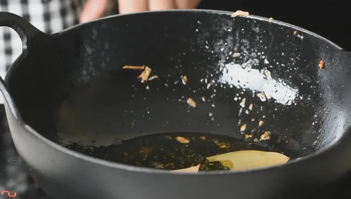 En el mismo aceite, añadir especias enteras (laurel, canela, clavo, cardamomo verde) e infusionar hasta que se vean burbujas alrededor.