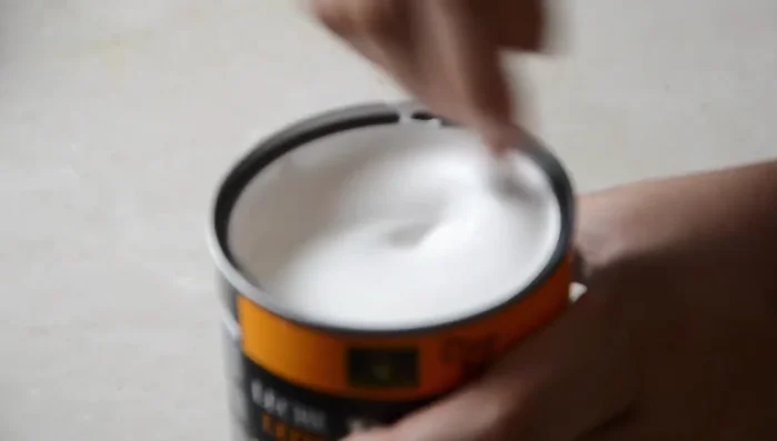 Agregar la leche de coco (mezclando previamente la parte espesa con la ligera), sal y cocinar a fuego suave unos minutos, reduciendo la salsa a gusto.
