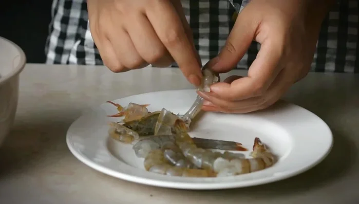 Quitar el intestino de los langostinos, con un palillo o un cuchillo.