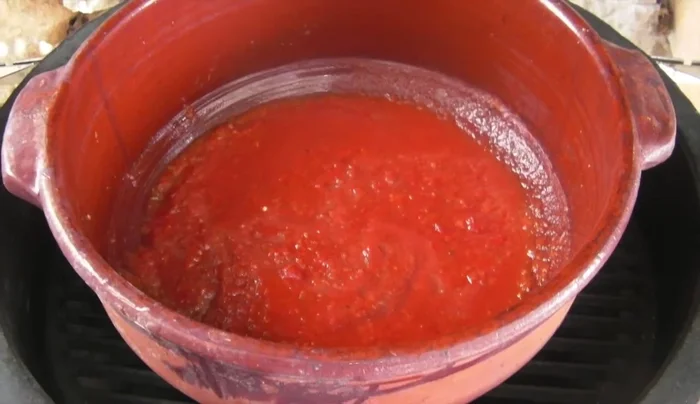 Mezclar el sofrito con las cabezas de langosta reservadas y filtrar. Reservar el caldo.