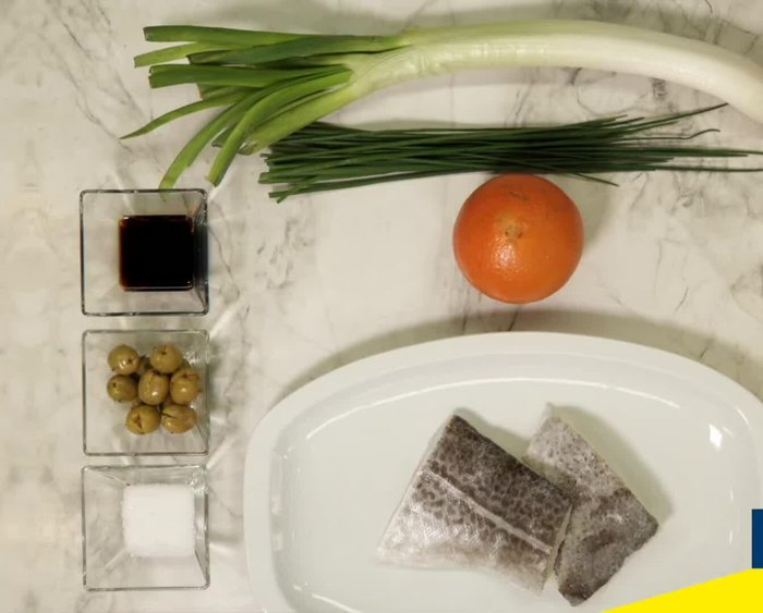 Sacar el bacalao en salazón al menos 24 horas antes, cambiando el agua unas 4 veces. Escurrir y cortar en tajadas de unos 50 gramos cada una.