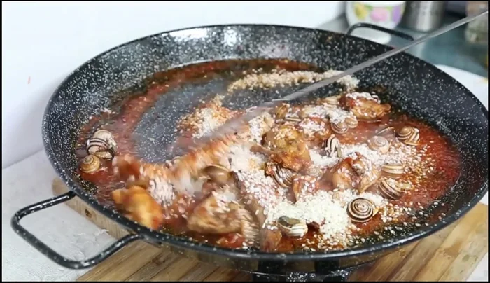 Añadir el arroz y sofreírlo para que absorba los sabores. (119.439)