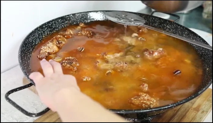 Nivelar la paella. Cocer a fuego fuerte durante 10 minutos para que el arroz “baile”. (173)