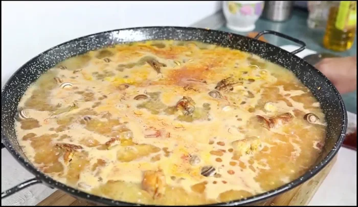 Añadir las hebras de azafrán. (221.439)