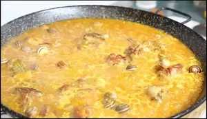 Paella de Conejo y Caracoles: Receta Fácil de Alicante