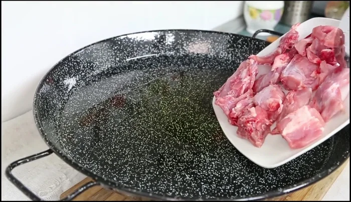 Calentar la paella con aceite de oliva. (41.399)