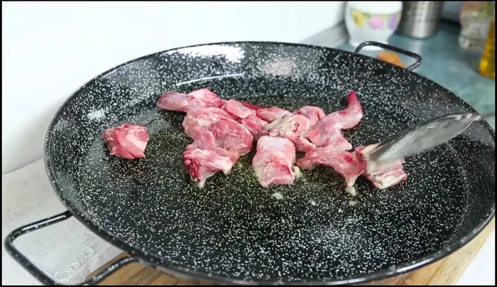 Añadir la carne de conejo troceada, sazonarla y dorarla bien por todos los lados. (41.399)