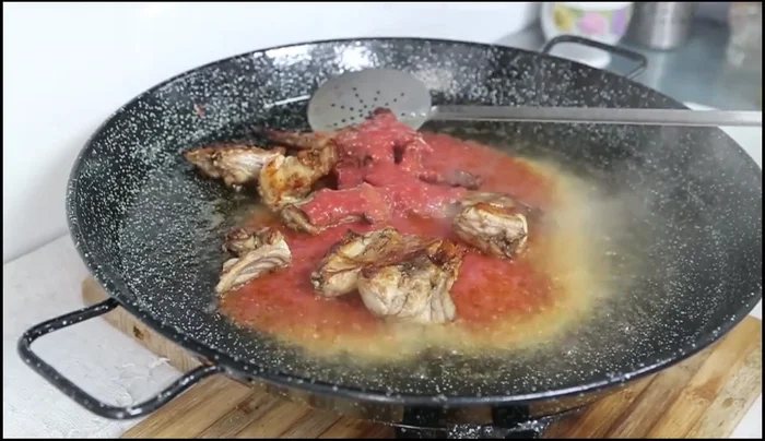 Añadir los tomates triturados (y ajo picado opcional). Sofreír bien. (84.84)
