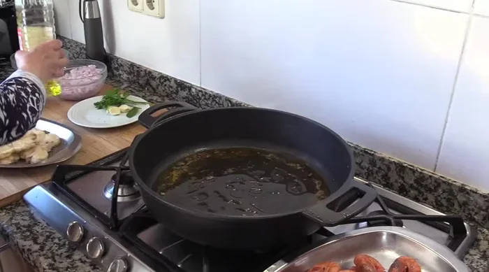En la misma cazuela, añadir un poco más de aceite y sofreír la cebolla picada hasta que esté blandita y dorada. (175.35)
