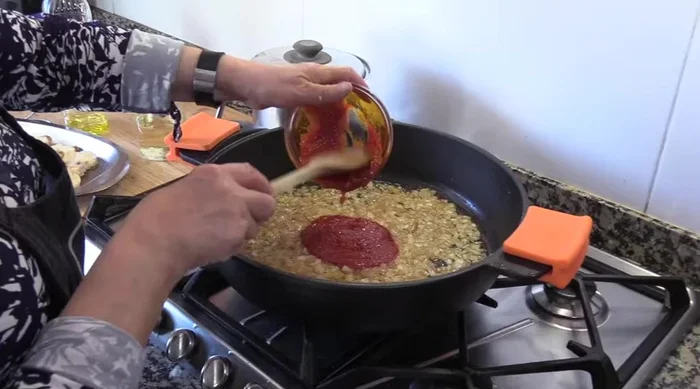 Agregar la salsa de tomate frito y remover bien. (209.31)