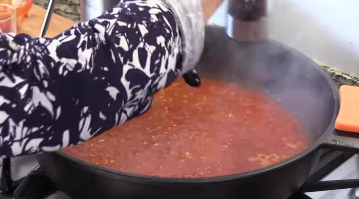 Incorporar la pimienta negra y un poco de agua hirviendo. Agregar la hoja de laurel. (234.32)