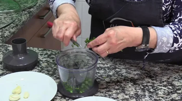 Preparar la picada: triturar en la batidora o mortero el perejil, los ajos picados, el pan frito, las almendras y las avellanas. (257.15)