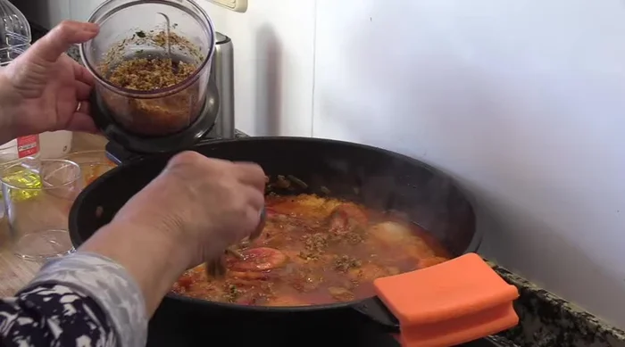 Incorporar la picada a la cazuela y remover bien. Agregar más agua si la salsa está demasiado espesa. (355.61)
