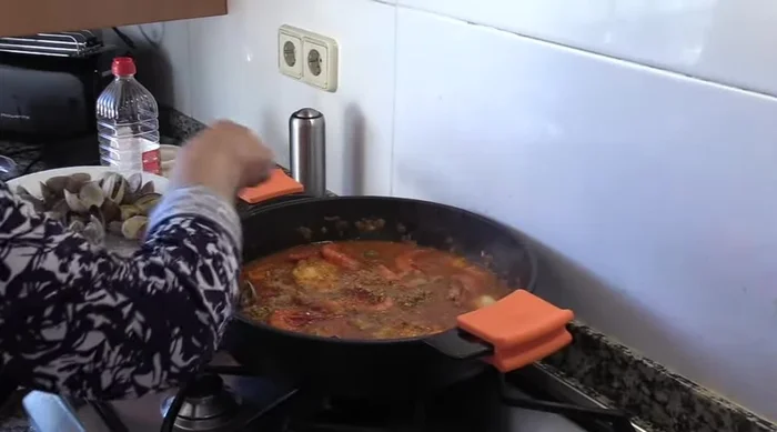 Agregar las almejas a la cazuela. (384.98)