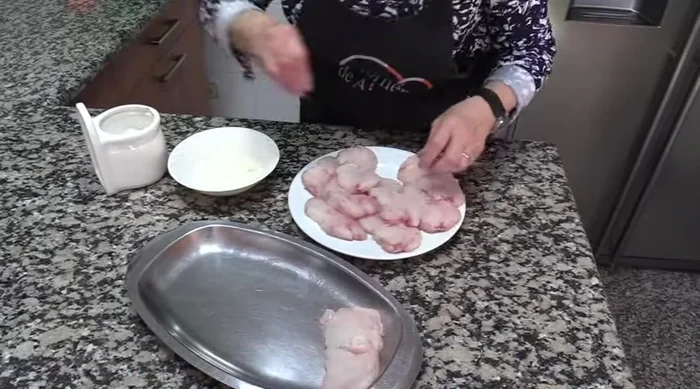Salpimentar las rodajas de rape por ambos lados y enharinarlas, dando golpecitos para quitar el exceso de harina. (56.03)