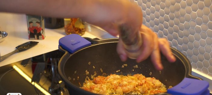 Incorporar sal y pimienta. Agregar la salsa de tomate.