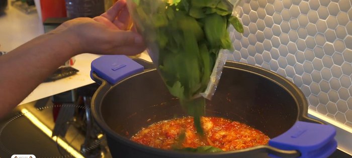 Añadir las espinacas frescas a la cazuela sin cocer. Remover.