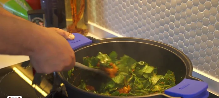 Remover constantemente. Las espinacas se cocinarán con el calor residual de la cazuela en unos 10-12 minutos aproximadamente.