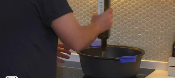 Añadir 100ml de aceite de oliva a la cazuela. Sofreír la cebolla y el ajo a fuego lento.