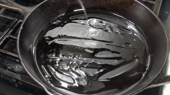 Calentar un poco de aceite en una sartén.