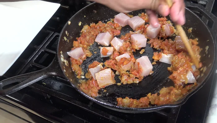 Añadir los trozos de pescado al curry.
