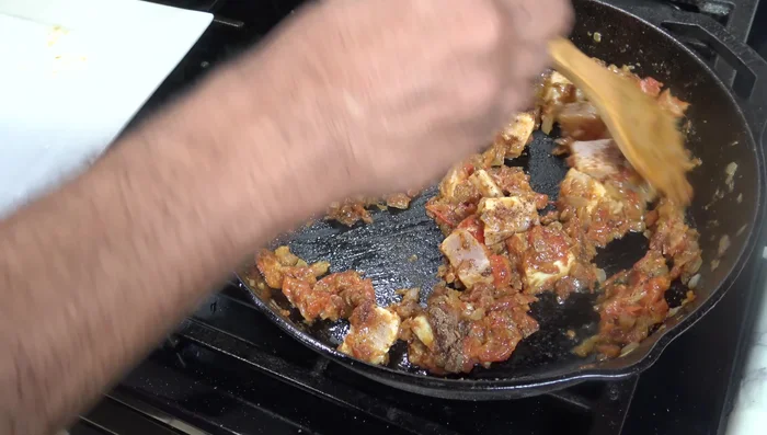Incorporar garam masala (opcional) y caldo de pollo, res o pescado.