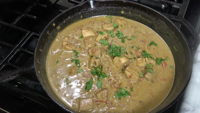 Servir con arroz y decorar con cilantro picado.