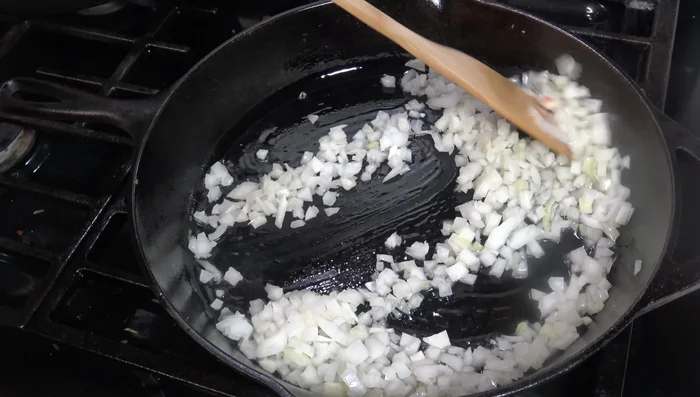 Sofreír la cebolla por un tiempo considerable para que suelte sus aromas.