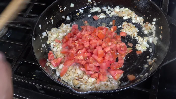 Incorporar el tomate cortado en pedacitos.
