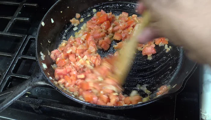 Agregar el polvo de curry rojo (Red Kurt), cúrcuma, sal y pimienta.