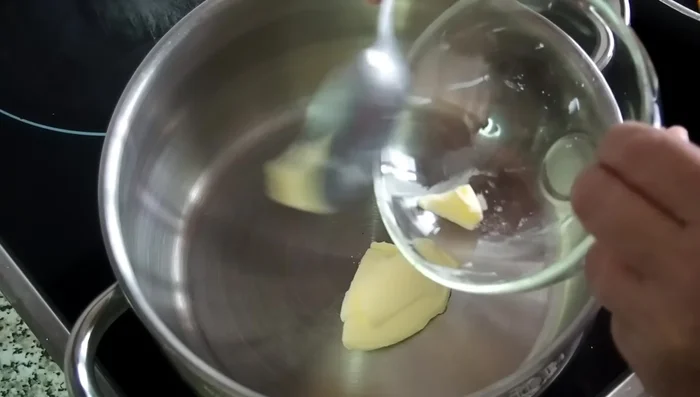 Preparar la bechamel: derretir mantequilla en una cacerolita, añadir la misma cantidad de harina y cocinar unos minutos hasta que se integre. Agregar la leche, sal, pimienta y nuez moscada. Cocinar a fuego medio hasta que espese.