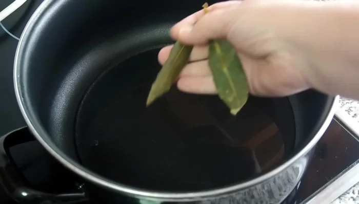 En una olla, poner medio vaso de agua y hojas de laurel. Agregar los mejillones limpios, tapar y cocinar a fuego medio hasta que se abran (unos 3-4 minutos). Desechar los que no se abran.