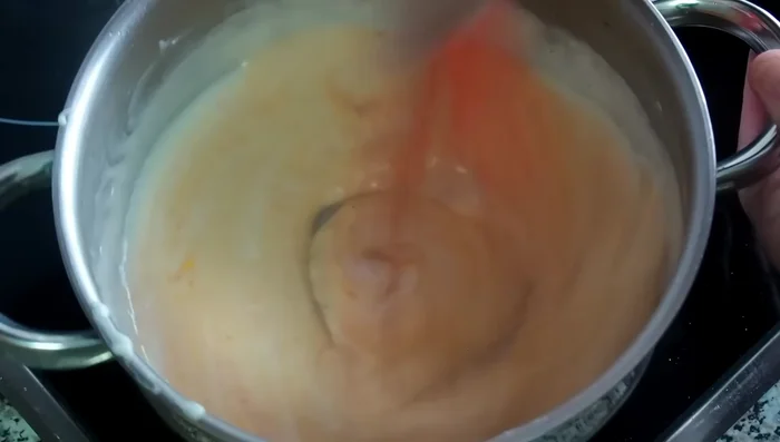 Agregar una cucharadita de salsa de tomate a la bechamel.